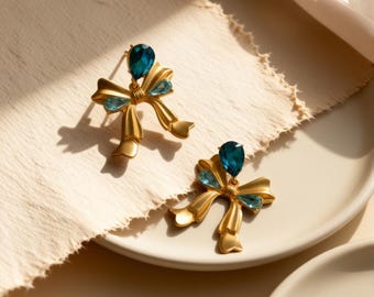 Vintage Kristall Bogen Ohrringe, Handgefertigte Goldband Ohrringe, Blau Teardrop Edelstein Statement Ohrringe, Kokette Schmuck Geschenk für Sie