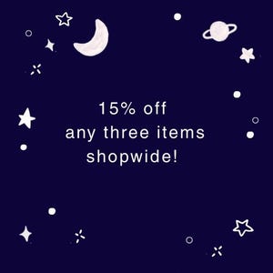 Puede incluir: Fondo azul oscuro con ilustraciones blancas de estrellas, una luna creciente y un planeta. El texto dice: "&iexcl;15% de descuento en cualquier art&iacute;culo de la tienda!"