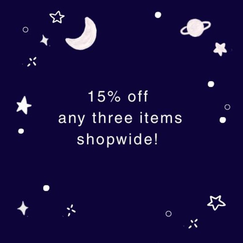 Puede incluir: Fondo azul oscuro con ilustraciones blancas de estrellas, una luna creciente y un planeta. El texto dice: "&iexcl;15% de descuento en cualquier art&iacute;culo de la tienda!"