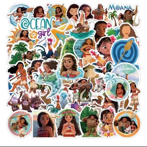 Puede incluir: Una colecci&oacute;n de pegatinas coloridas con personajes e im&aacute;genes de la pel&iacute;cula de animaci&oacute;n "Vaiana". Las pegatinas muestran a Vaiana, Maui, Hei Hei y otros personajes, con el texto "Ocean Girl" y "Moana".