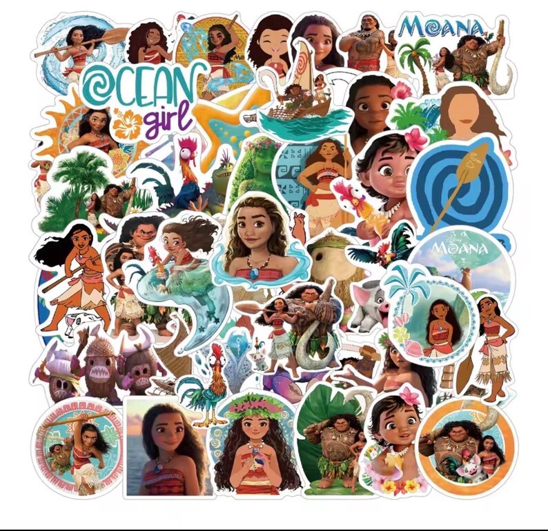 Puede incluir: Una colecci&oacute;n de pegatinas coloridas con personajes e im&aacute;genes de la pel&iacute;cula de animaci&oacute;n "Vaiana". Las pegatinas muestran a Vaiana, Maui, Hei Hei y otros personajes, con el texto "Ocean Girl" y "Moana".