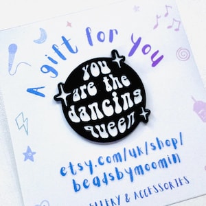 Könnte beinhalten: Ein schwarz-weißer Anstecker mit dem Text "you are the dancing queen" auf einer weißen Karte mit blauem Text und Illustrationen. Auf der Karte steht "A gift for you" und die Etsy-Shop-URL.