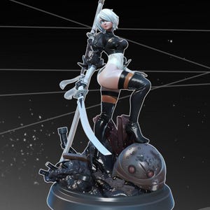 Può includere: Statuetta dettagliata di un personaggio femminile con capelli bianchi, vestita con un abito nero e bianco, che tiene una spada. La figura è su una base con un elmetto futuristico e detriti, su sfondo scuro.