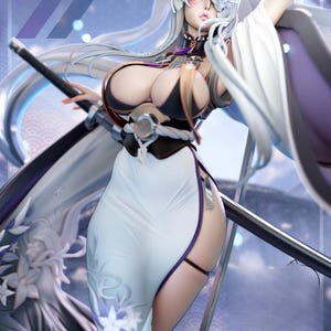 Puede incluir: Figura detallada de una mujer con largo cabello blanco y un vestido blanco. Sostiene una espada negra y tiene un cinturón decorativo. La figura tiene una expresión serena y está ambientada sobre un fondo suave de tonos azules.