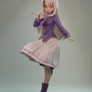 Puede incluir: Figura de un personaje con uniforme morado, sombrero y botas a juego. La figura tiene pelo largo y rubio y posa en una postura dinámica, con una pierna levantada. La falda es blanca.