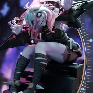 Puede incluir: Figura detallada de un personaje de fantasía con piel pálida, ojos blancos y una sonrisa amenazante. El personaje tiene cabello rosa y blanco, orejas puntiagudas y viste un atuendo negro con detalles intrincados. La figura está sentada con las piernas vendadas.