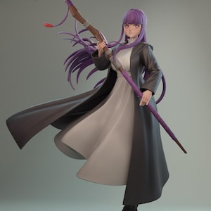 Puede incluir: Figura de un personaje con cabello y ojos morados, vestida con un vestido blanco y un abrigo largo gris oscuro. La figura sostiene un bastón con detalles morados y marrones. La figura se encuentra sobre una base circular negra.