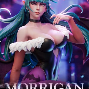 Peut inclure: Figurine détaillée de Morrigan de Darkstalkers. La figurine a des cheveux turquoise, des yeux rouges et un justaucorps noir et violet. La figurine a de grandes ailes et le texte "MORRIGAN - DARKSTALKERS" est en bas.