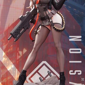 Peut inclure: Figurine détaillée d'un personnage féminin de "NIKKE Goddess of Victory" tenant un fusil. Elle porte une tenue noire et grise avec un accent rouge, des bottes noires et un béret. La base affiche le texte "ELYSIO N" et "AR-MILITARIA RAPI".