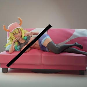 Puede incluir: Figura de un personaje con cabello amarillo, que lleva un sombrero rosa con cuernos, una parte superior negra y pantalones cortos azules, reclinado en un sofá rosa con detalles blancos. La figura lleva medias altas negras.