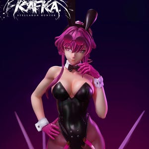 Könnte beinhalten: Figur einer Figur mit pinken Haaren und Sonnenbrille, die einen schwarzen Bunny-Anzug mit Fliege und Handschuhen trägt. Die Figur hat Hasenohren und der Text "KAFKA STELLARON HUNTER" steht oben.