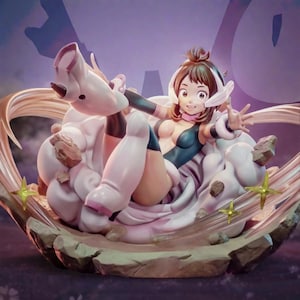 Può includere: Statuetta dettagliata di un personaggio anime, in posa dinamica su una base a forma di nuvola. La figura indossa un abito nero e rosa, con capelli castani e accessori bianchi. La base ha una consistenza rocciosa.