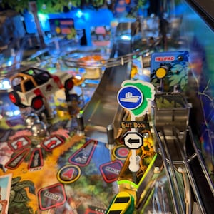 Letrero modificado de Jurassic Park para el Muelle Este | No requiere herramientas | Multicolor (sin pegatinas) | Máquina de pinball | Biodegradable