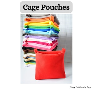 Pode incluir: Uma pilha de bolsas de gaiola coloridas em várias cores, incluindo cinza, laranja, amarelo, verde, azul, roxo, rosa e marrom. Uma bolsa de gaiola vermelha está em primeiro plano. O texto "Cage Pouches" está na parte superior da imagem.
