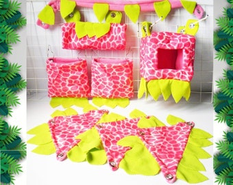 Puede incluir: Un conjunto de accesorios para hámster de color rosa y verde, que incluye una hamaca colgante, un escondite y un túnel. Los accesorios están hechos de tela suave y tienen un diseño divertido y juguetón.