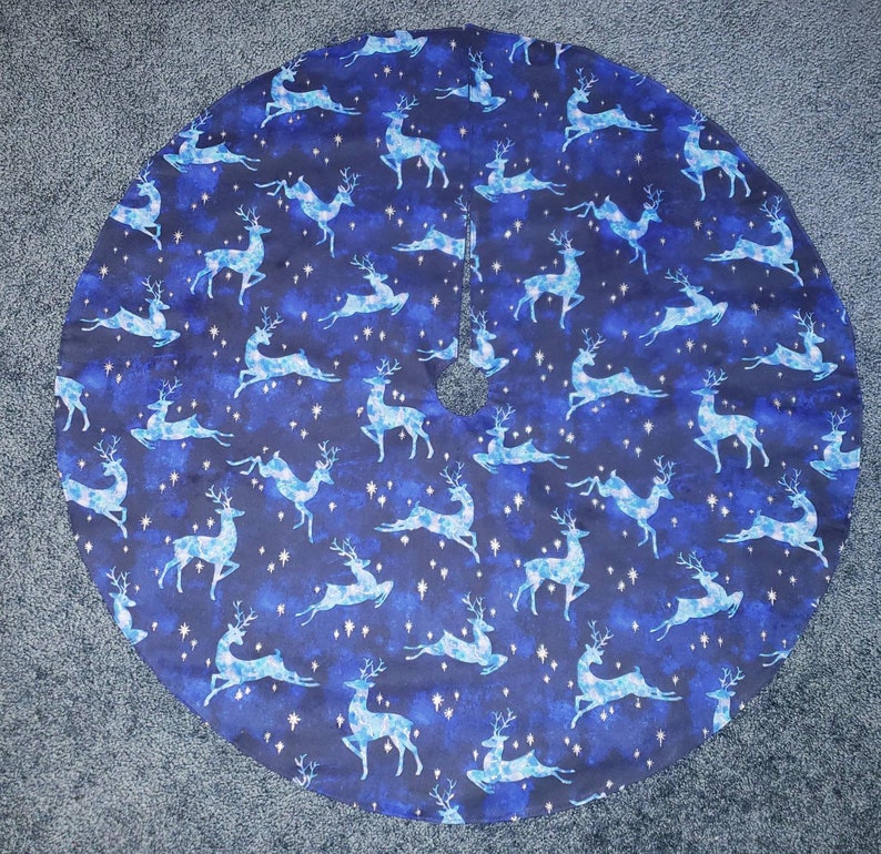 Silver stars Tie dye deer 35 Blue tree skirt