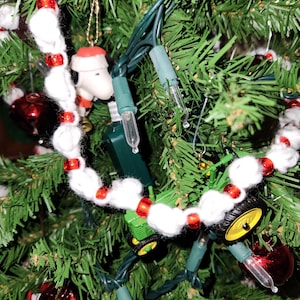 Ghirlanda di popcorn all'uncinetto fatta a mano. Venduta in fili da 3 metri.