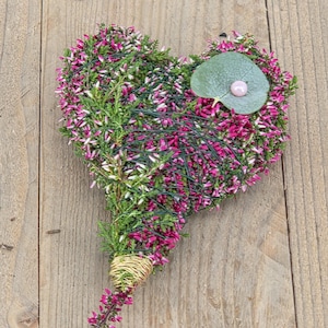 Calluna-Herz aus frischer Heide – Herbstdeko und Grabschmuck für draußen - liebevoll verziert mit Perle und Schmuckdraht