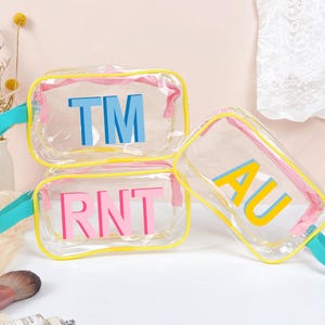 Nécessaire personalizada com nome, bolsa de maquiagem com monograma, lembrancinha de casamento na praia, nécessaire de higiene pessoal, presente para madrinhas, férias de verão, despedida de solteira.