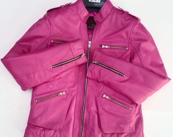 Chaqueta de piel de oveja violeta claro: abrigo ajustado con cremallera para mujer