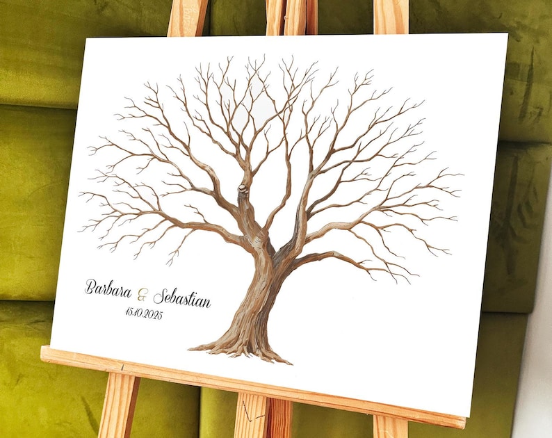 K&ouml;nnte beinhalten: Aquarell-Illustration eines Baumes auf wei&szlig;er Leinwand, pr&auml;sentiert auf einer Holzstaffelei. Der Baum hat einen braunen Stamm und &Auml;ste, mit den Namen "Barbara & Sebastian" und dem Datum "15.10.2025" darunter. Der Hintergrund ist ein sanftes Gr&uuml;n.