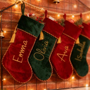 Medias navideñas de terciopelo personalizadas: nombre personalizado con opciones de brillo, rojo, verde y dorado. Ideales para regalar a familiares y niños.