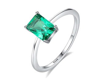 Anel de Noivado Solitário com Esmeralda Verde Sintética de Corte Retangular em Prata de Lei 925 – Anel de Compromisso Minimalista para Mulheres - Joia Ideal para Presente