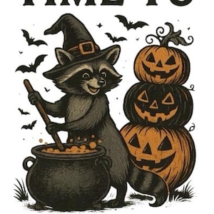 Puede incluir: Ilustración de Halloween con un mapache con sombrero de bruja, revolviendo un caldero. Tres calabazas talladas están apiladas cerca. El texto dice "TIME TO STIR THE POT", con murciélagos y estrellas en el fondo.