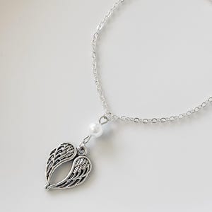 Armband med änglavinge och konstpärlor | Rostfritt stål bild 2