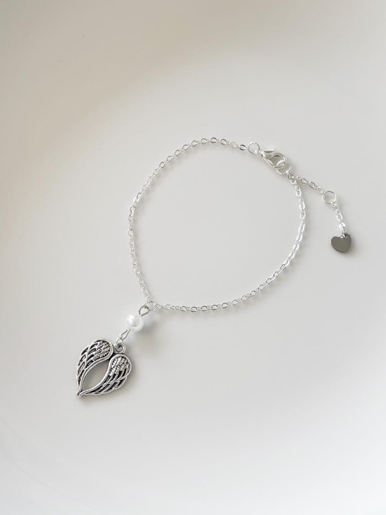Armband med änglavinge och konstpärlor | Rostfritt stål bild 1