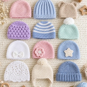 Könnte beinhalten: Eine Sammlung handgefertigter Baby-Häkelmützen in verschiedenen Farben, darunter Rosa, Blau und Weiß. Einige Hüte haben dekorative Elemente wie Schleifen, Blumen und einen Stern. Die Hüte sind auf einer strukturierten Oberfläche angeordnet.