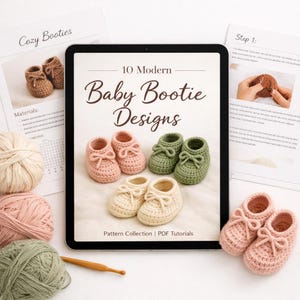 Può includere: Un'immagine con un tablet che mostra "10 Modern Baby Bootie Designs" con scarpine da neonato all'uncinetto rosa, verdi e crema. Gomitoli di lana e uncinetti circondano il tablet, insieme alle istruzioni stampate per "Cozy Booties".
