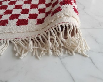 Alfombra de lana anudada a mano con diseño de cuadros: alfombra bereber marroquí roja y blanca
