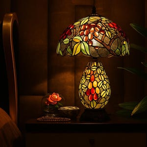 Tiffany-style stained glass table lamp