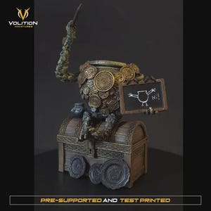 Könnte beinhalten: Eine detaillierte Miniatur-Skulptur einer Kreatur mit einem topfartigen Kopf, der mit Goldmünzen verziert ist, und einer Tafel mit der Aufschrift "Hi!". Die Kreatur sitzt auf einer hölzernen Schatzkiste mit dekorativen Metallakzenten.