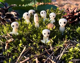 Juego de 12 minifiguras de espíritus del bosque Kodama/Espíritus de los árboles de 2,5 cm inspirados en Ghibli/Decoración de la Princesa Mononoke/Pequeños adornos hechos a mano