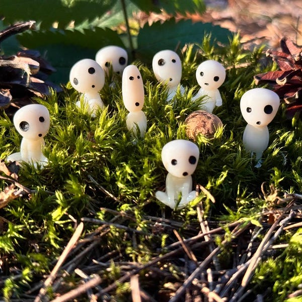 Set de 12 Mini Figuras de Espíritus del Bosque Kodama / Espíritus de los Árboles Inspirados en Ghibli de 2.5 cm / Decoración de Anime de la Princesa Mononoke / Pequeños Adornos Hechos a Mano