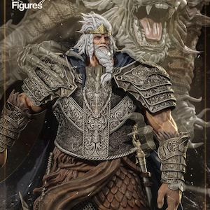 Puede incluir: Figura detallada de un guerrero con armadura ornamentada, con una larga barba blanca y una corona. La figura sostiene una espada y tiene diseños intrincados en la armadura. El fondo presenta una cabeza de león. El logotipo "nom nom Figures" está en la parte superior izquierda.