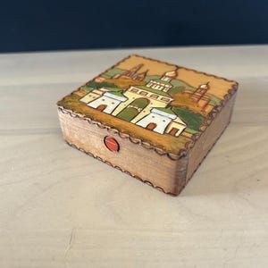 Boîte à secrets Vintage URSS en Bois Pyrogravé et Peint à la Main – Petite Boîte à Bijoux Soviétique 8x8 cm, Boîte Puzzle Russe Cathédrale