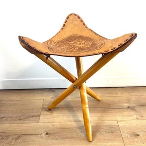 Tabouret vintage pliant avec siège en cuir repoussé à motif de chevaux