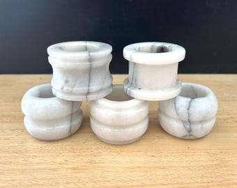 Lot de 5 ronds de serviette en marbre vintage, rainurés et bobines