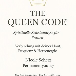 Könnte beinhalten: Cremefarbene Grafik mit dem Text "THE QUEEN CODE" und einer Kronenillustration. Der Text darunter lautet "Spirituelle Selbstanalyse für Frauen" und weiterer deutscher Text. Der Name der Autorin, Nicole Scherz, wird ebenfalls angezeigt.