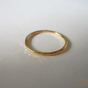 Anello martellato impilabile -- Oro riempito 14k