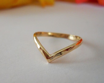 Chevron V Ring Hammered - 14k Gold Filled