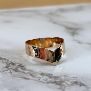 Anel largo com padrão chevron martelado em formato de V - Banhado a ouro 14K