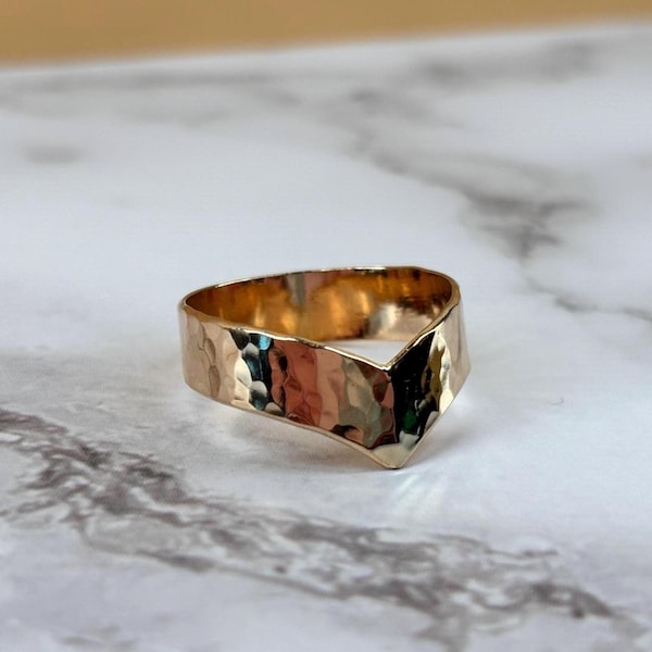 Anel largo com padrão chevron martelado em formato de V - Banhado a ouro 14K