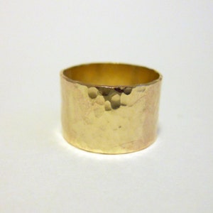 Superbrede gehamerde bandring 10 mm - 14k gold filled
