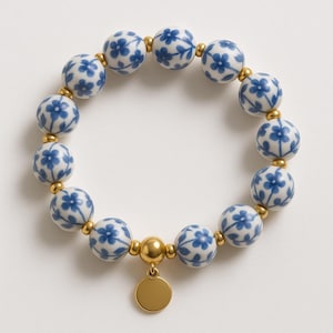 Pulsera de cuentas de cerámica con margaritas azules y dije de disco dorado / Elegante pulsera elástica / Regalo para ella