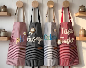 Collectie gepersonaliseerde familieschorten met opgedrukte namen van garen voor kinderen en volwassenen, bakken, kunst en tuinieren.