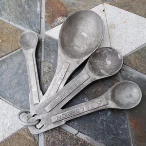 Juego vintage de 4 cucharas medidoras apilables de aluminio ligero de 5 pulgadas.
